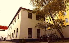 Studio U Parkplatz, Zentrale Ruhelage Neben Gruenoase