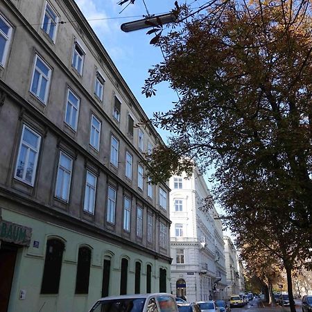 Studio U Parkplatz, Zentrale Ruhelage Neben Grunoase Appartamento Vienna Esterno foto